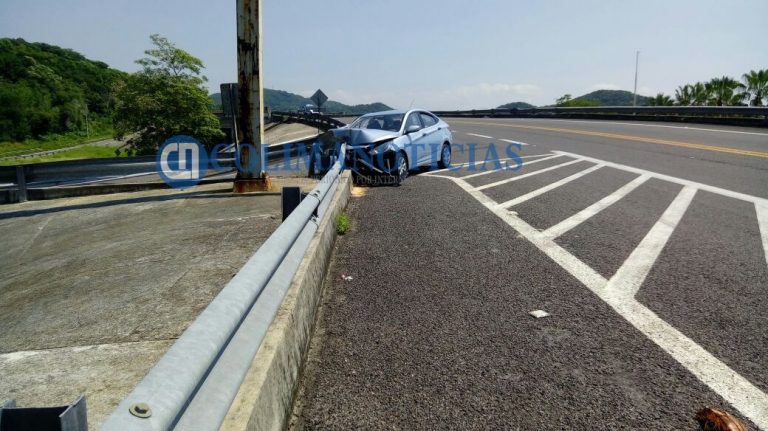 Tres lesionados en choque frente a la UdeC de El Naranjo