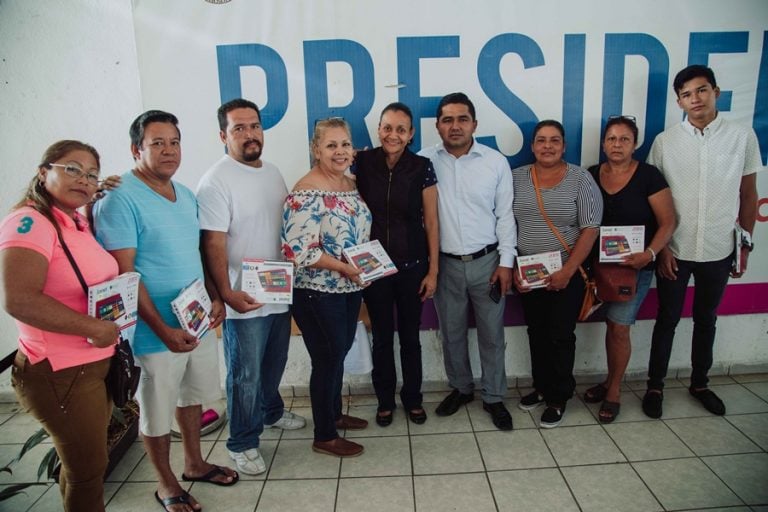 Entrega Ayto. de Manzanillo tablets a comerciantes de la ciudad