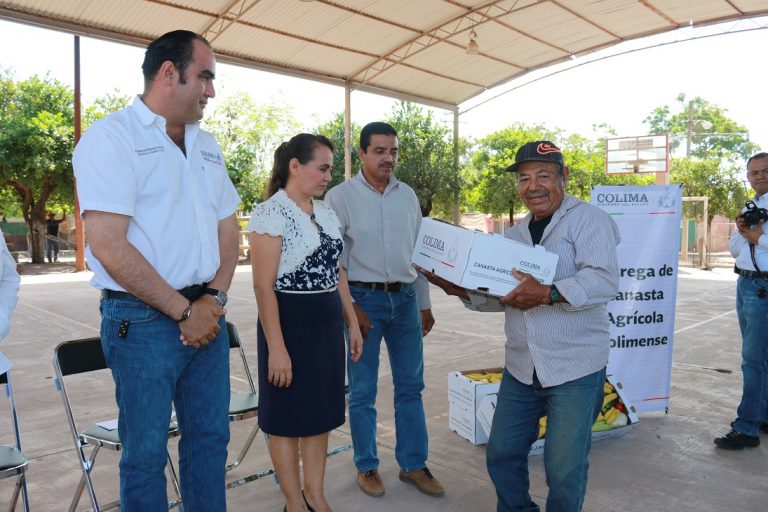 La alcaldesa de Ixtlahuacán entrega canastas agrícolas
