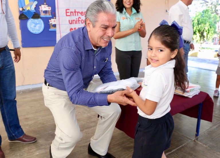Avanza la última etapa de entrega de uniformes escolares gratuitos