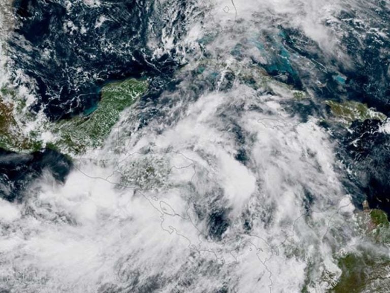 “Nate” se fortalece rumbo a Estados Unidos