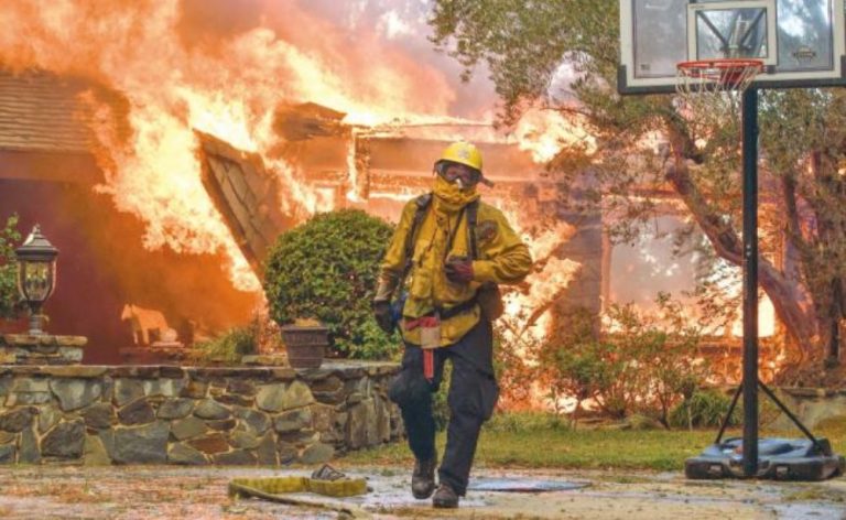 Al menos 10 muertos por incendios en California
