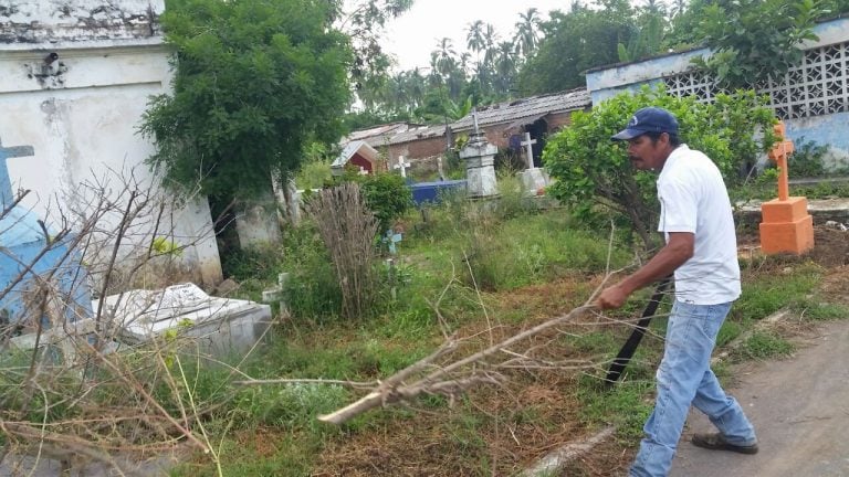 Previo al Día de Muertos, realizan limpieza del panteón municipal de Armería