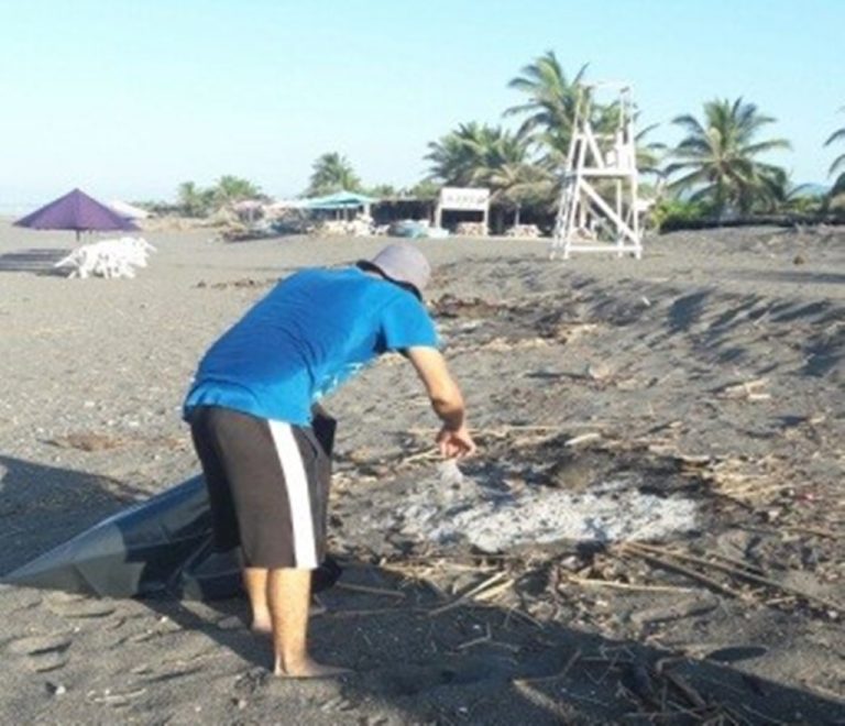Estudiantes del Instituto José Martí limpian parte de la playa El Real