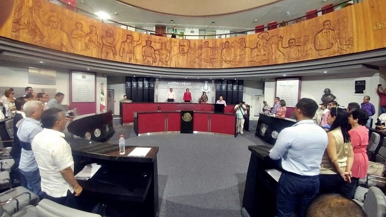 Guardan un minuto de silencio en el congreso por asesinato de Crispín Gutiérrez