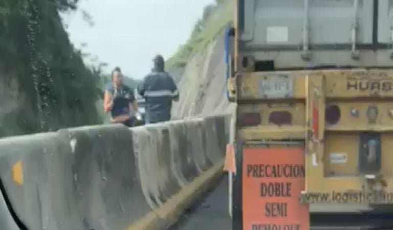 Traileros se tunden a golpes en plena autopista Colima-Manzanillo (VIDEO)