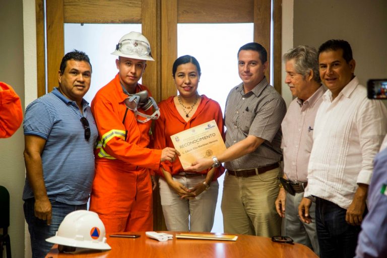 Entrega Ayuntamiento de Manzanillo reconocimiento a rescatistas manzanillenses