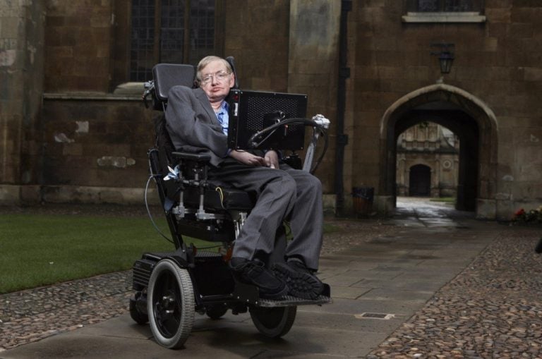 Stephen Hawking liberó su tesis doctoral en Internet y colapsan las descargas