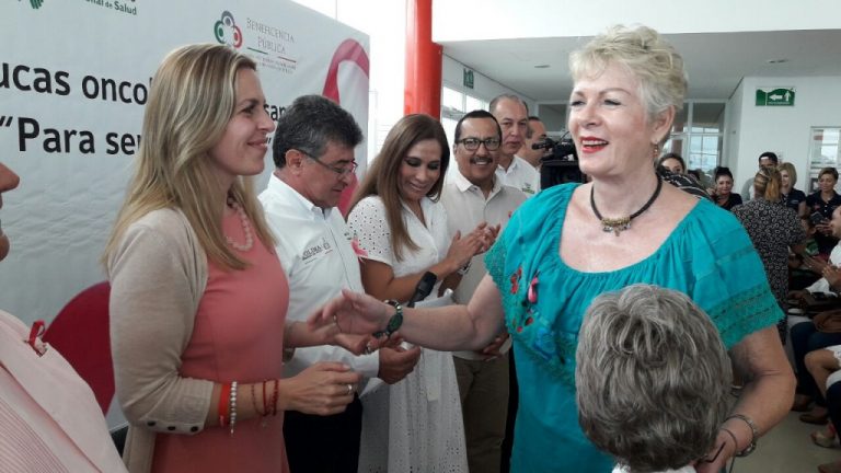 Entregan banco-taller de pelucas oncológicas artesanales en el Instituto de Cancerología