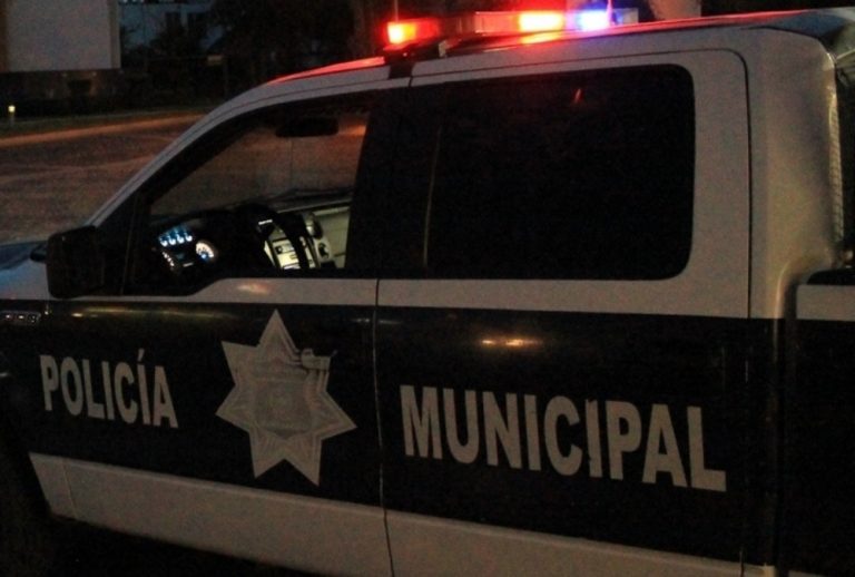 Se los lleva la policía por escándalo en funeraria