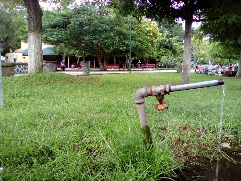 Denuncian tiradero de agua en el Parque de la Piedra Lisa 
