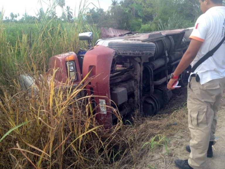 Vuelca tráiler con 14 toneladas de plátano en camino de terracería