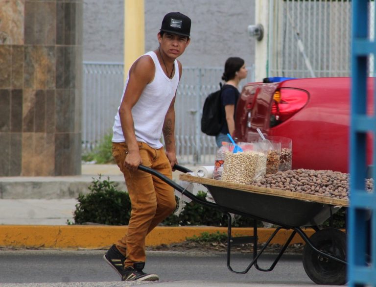 Vendedores de dulces y botanas; parte de la tradición y costumbres mexicanas