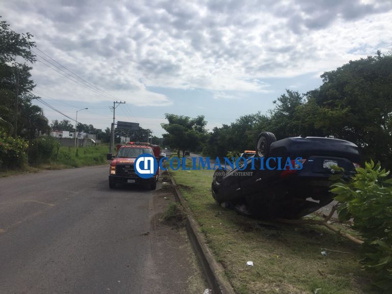 Estudiantes protagonizan volcadura vehicular