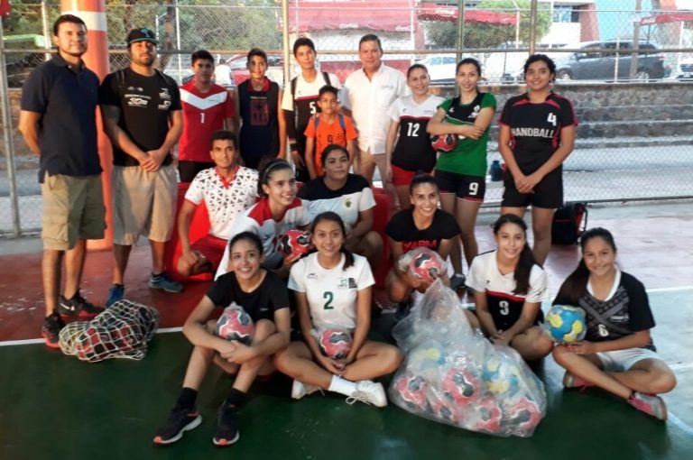 Entregan material deportivo a selecciones de Handball