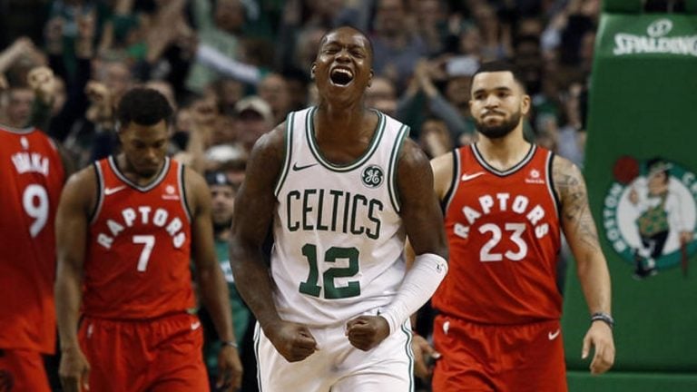 Nadie para a los Celtics; sin Irving vencen a los Raptors