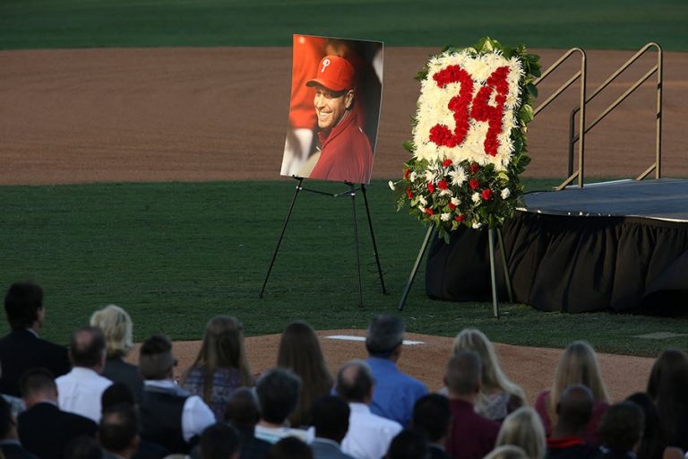 Familiares, amigos y compañeros dan último adiós a Halladay