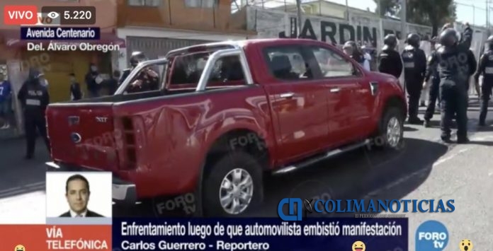 Automovilista embiste a padres de familia que se manifestaban sobre Av. Centenario