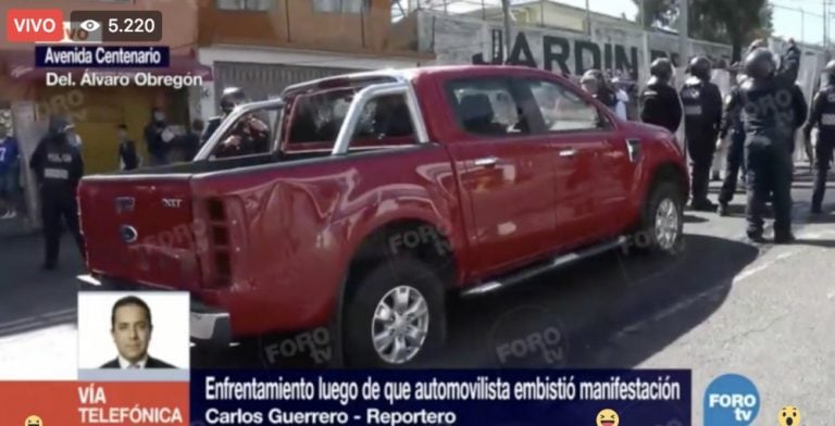 Automovilista embiste a padres de familia que se manifestaban en el Estado de México