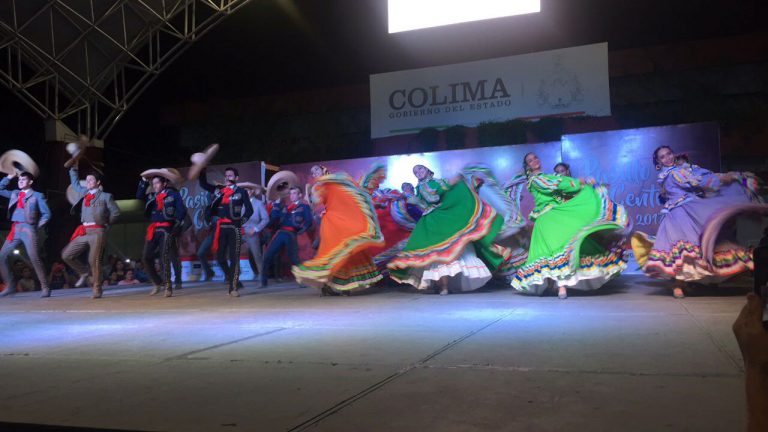 Tarde de feria con el Ballet Folklórico de la UdeC