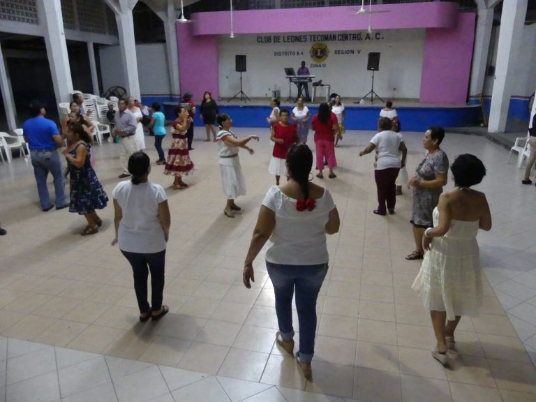 Adultos mayores danzan por su salud