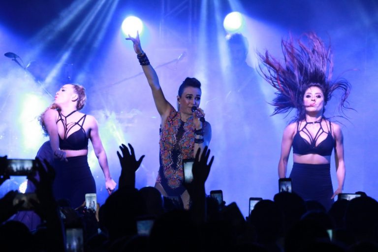 Bailan los universitarios con la música de María José