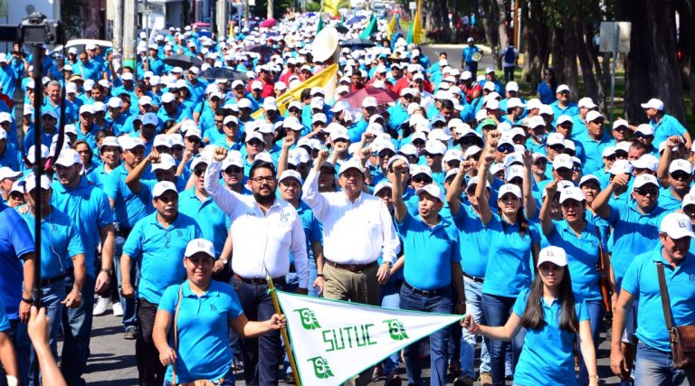 Desfilan más de 3 mil 200 universitarios por festejo de los 37 años del SUTUC