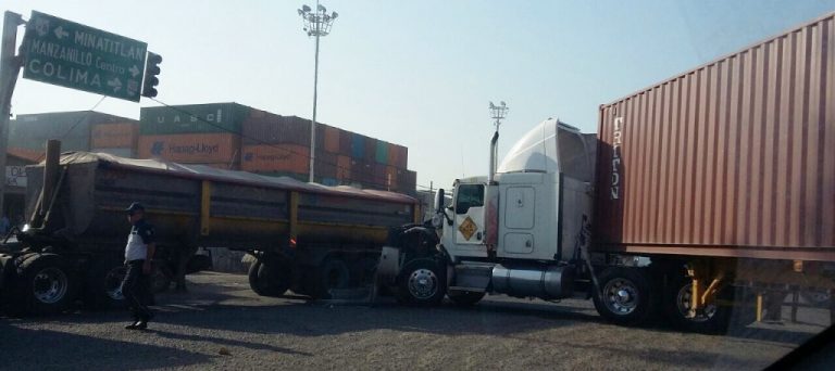 Fuerte choque de camiones en la Puerto-Jalipa