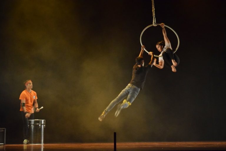 Espectáculo del Circo Dragón cautivó con presentación acrobática y de danza urbana