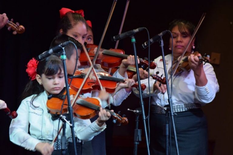 Participa Colima en Encuentro de Músicos y Bailadores de Tierra Caliente
