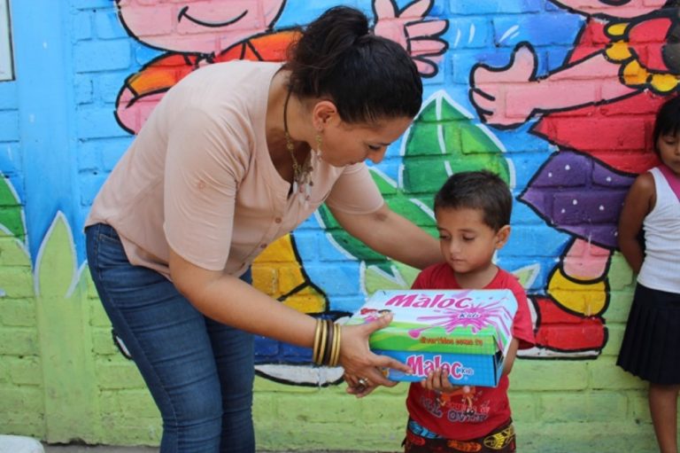 Menores de escasos recursos reciben dotaciones de zapatos de parte del DIF Tecomán