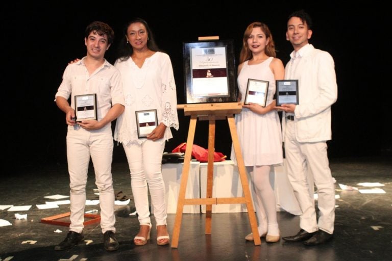 Develan placa por 50 presentaciones de la obra “Dibujando el silencio”