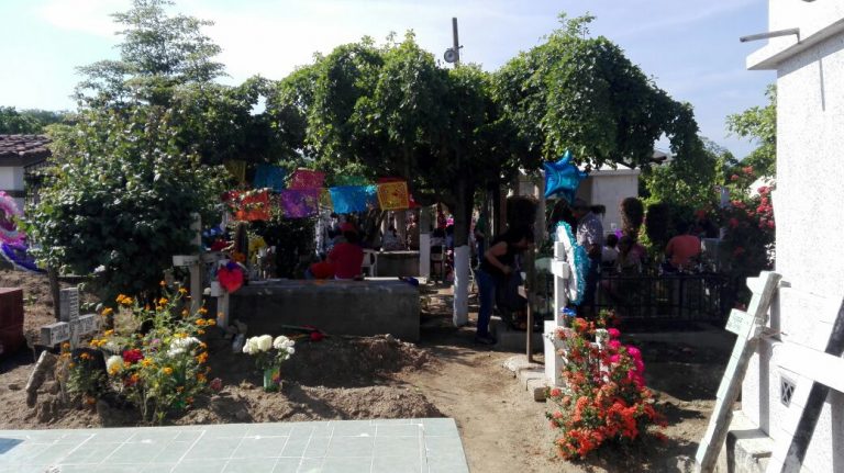 Se reporta Seguridad en Día de Muertos en panteón de Coquimatlán