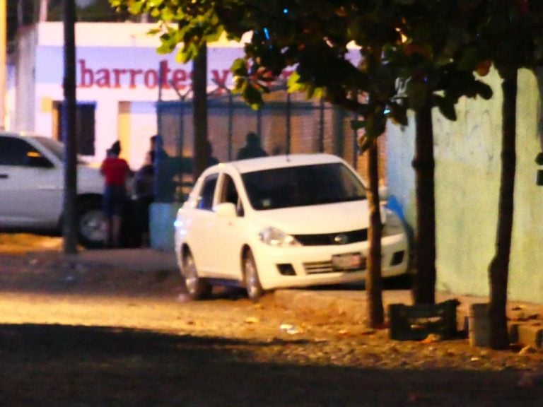 Asesinan a un hombre y hieren a mujer y una niña en Tecomán; registran fuerte operativo