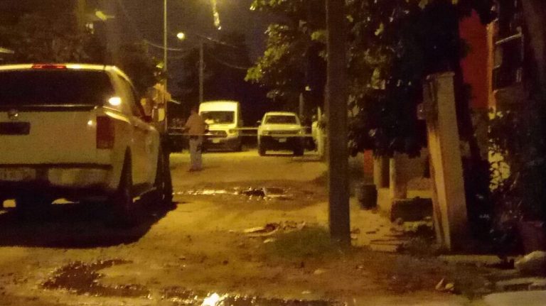 Sicarios ingresan al domicilio de un hombre y lo asesinan a balazos, en Manzanillo