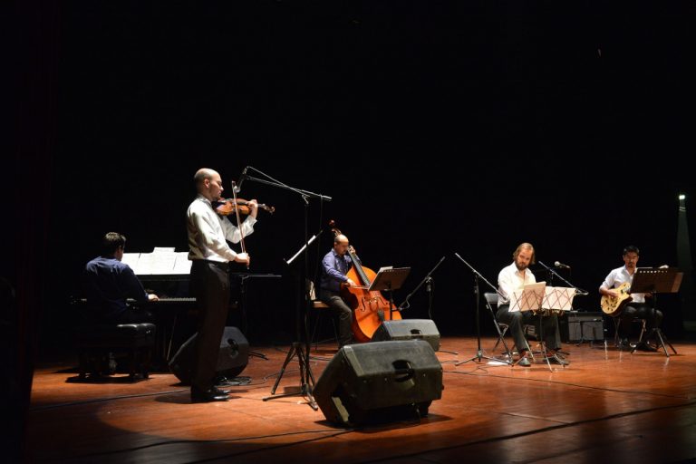Entre tangos y boleros, los colimenses disfrutaron un concierto que rindió homenaje a México