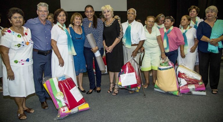 Entrega DIF Manzanillo,material para talleres de manualidades a grupos de la Tercera Edad