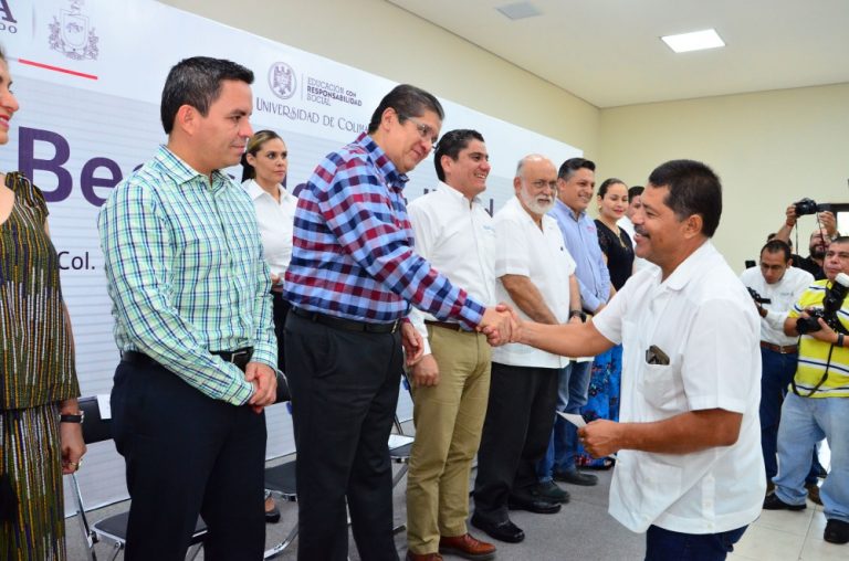 Entregan Gobierno del Estado y UdeC 147 becas de movilidad