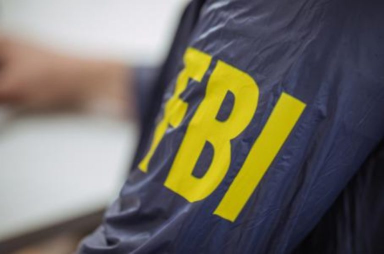 70 mil fugitivos pueden comprar armas por decisión del FBI