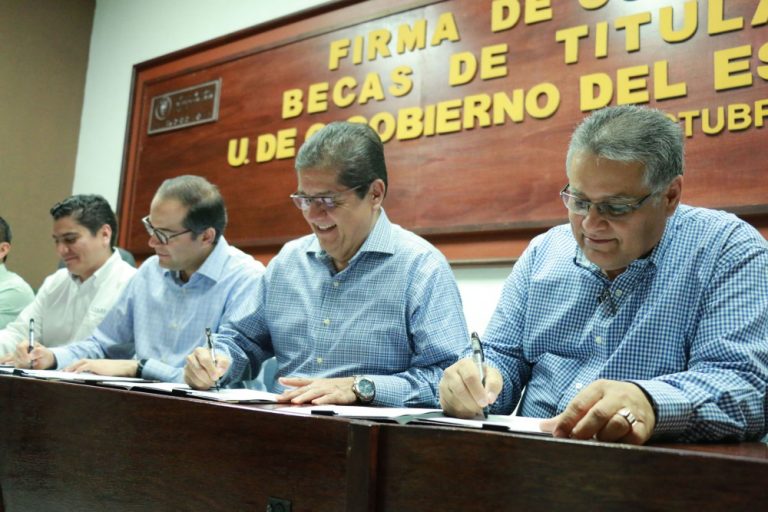 Entregan gobernador y rector becas de titulación