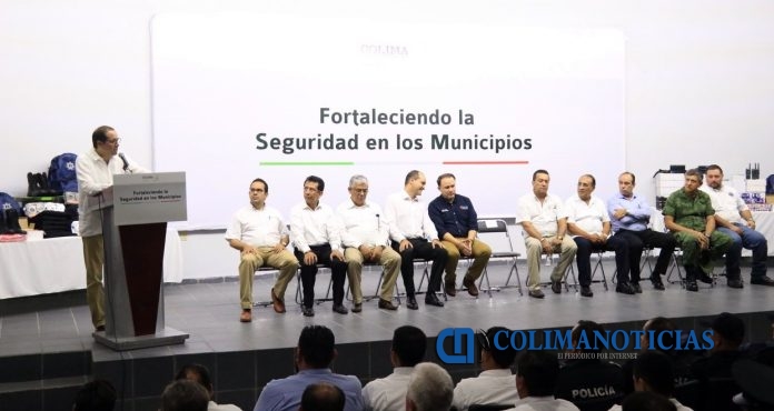 Gobernador entrega apoyo a policía Colima