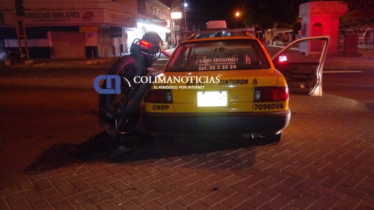 Grave motociclista que chocó a toda velocidad contra un taxi