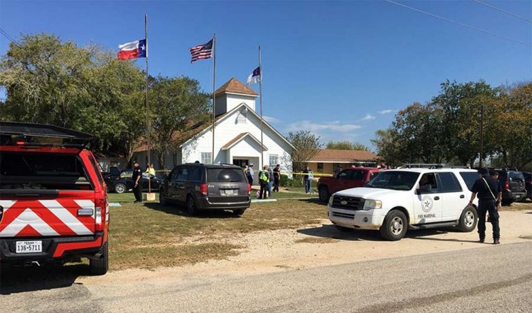 Balean a varias personas dentro de una iglesia en Texas