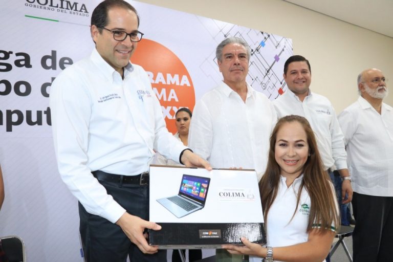 Gobernador entrega 2 mil computadoras a estudiantes
