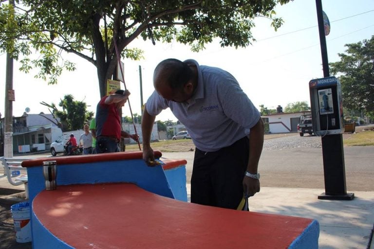 Brigada de limpieza llega a tres zonas de Tecomán de manera simultánea