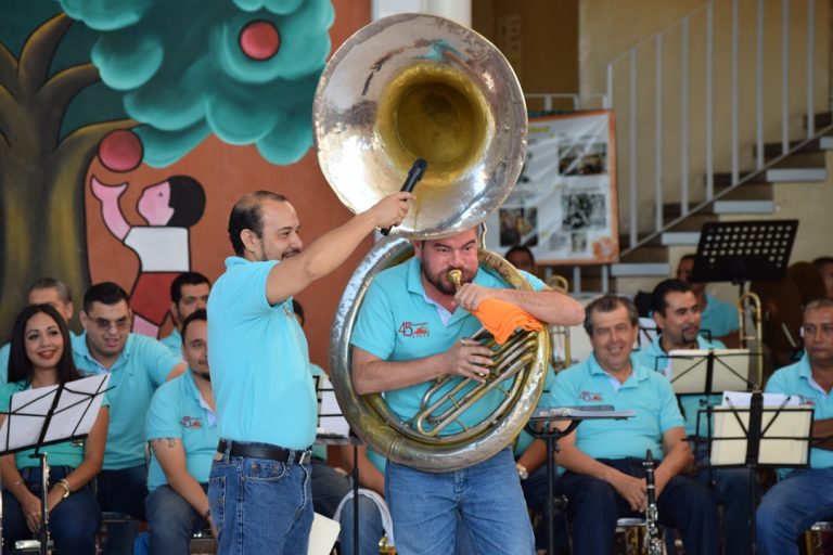 Llevan concierto didáctico a primaria Libro de Texto Gratuito