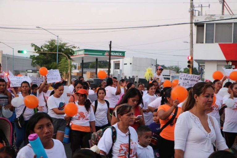 Marchan en Tecomán por un municipio sin violencia contra las mujeres y niñas