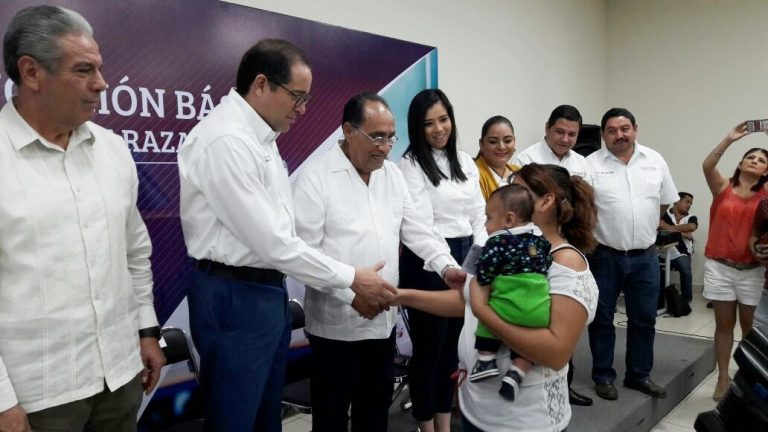 Madres jóvenes y jóvenes embarazadas reciben beca para que continúen sus estudios