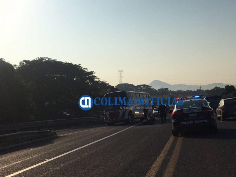 Motociclistas sufren accidente en el Libramiento de Manzanillo