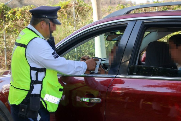 Ocho vehículos remitidos en operativo vial de la Feria de Colima